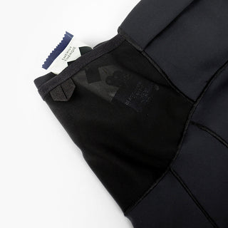 close up view of the mesh side pocket on the ciele athletics race ready and performance driven tights named CRGTight in shadowsphinx color, while carrying a snack
